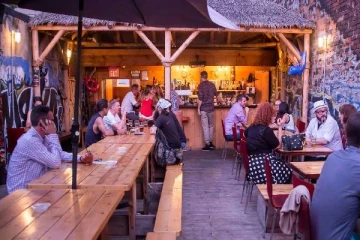 ஒன்ராறியோ அரசின் முடிவால் அதிருப்தியில் பார் மற்றும் உணவாக உரிமையாளர்கள்