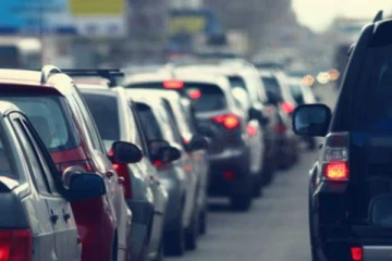 ප්‍රධාන විද්‍යාලයක් අසල රිය අනතුරක්..මාර්ගයේ දැඩි රථවාහන තදබදයක්.