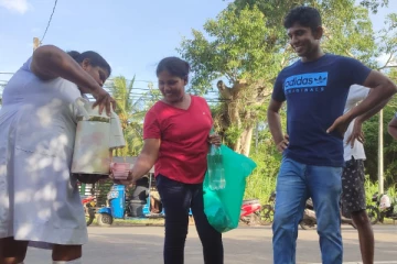 எரிபொருளுக்காக வரிசையில் நிற்கும் மக்கள்: சுகாதார உத்தியோகத்தரின் மனிதாபிமான செயல்(Video)