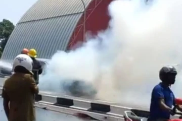 நடுவீதியில் திடீரென பற்றியெரிந்த கார்! (காணொளி)