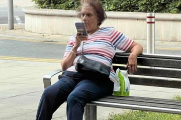 இலங்கையை ஆட்டிப்படைத்த பெண்மணி; வெளிநாட்டு வீதியில் தனியாக ....