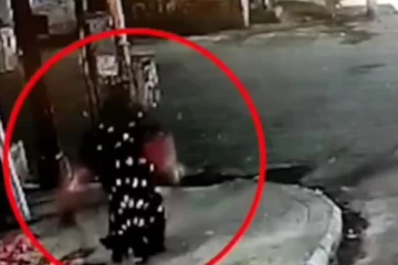 நள்ளிரவில் இது தேவையா? மார்டன் உடையில் இளம் பெண்கள் செய்த அசிங்கம்! சிசிடிவியில் சிக்கிய காட்சி