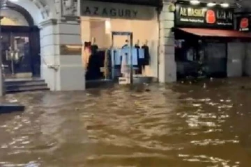 சாலைகள், கடைகள் மூழ்கியது: ஒரே இரவில் லண்டன் நகரைத் தாக்கிய பிரளயம்