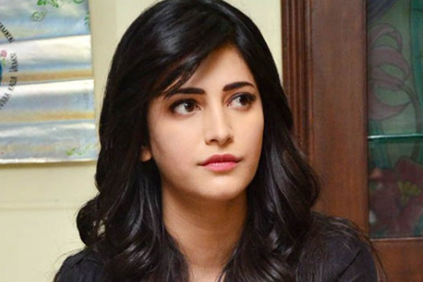 சினிமா வியாபாரத்துக்காக பயன்படுத்தப்படும் நடிகைகள்.. ஸ்ருதி ஹாசன் கூறிய ஷாக்கிங் தகவல்