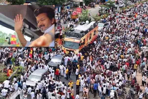 விஜய் அரசியல் சுற்றுப்பயணத்தில் அஜித் ரசிகர்கள் செய்த செயல் | Thalapathy Autographing The Vijay Ak Photo Frame