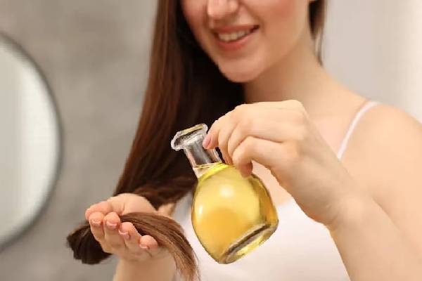 குளிர்காலத்தில் கூந்தலை பராமரிக்க சில எளிய வழிகள்! எதையெல்லாம் செய்யவே கூடாது? | How To Protect Your Hair During Winters குளிர்காலத்தில் கூந்தலை பராமரிக்க சில எளிய வழிகள்! எதையெல்லாம் செய்யவே கூடாது? | How To Protect Your Hair During Winters