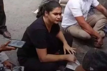 போராட்டத்தில் ஈடுபட்ட ஹிருணிகா உள்ளிட்ட குழுவினர் கைது! (Photos)