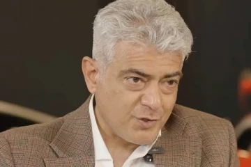 அஜித் கையில் பிளேடு வைத்து கிழித்த ரசிகர்.. ஷாக்கிங் தகவல்