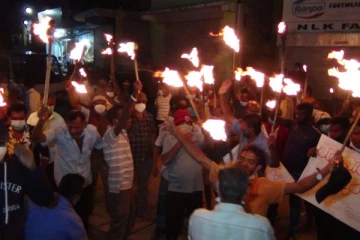 மின் கட்டண உயர்வுக்கு எதிராக தீப்பந்தப் போராட்டம் முன்னெடுப்பு