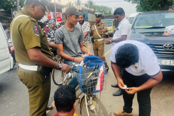 வவுனியாவில் துவிச்சக்கர வண்டிகளுக்கு ஸ்டிக்கர் | Stickers For Two Wheelers In Vavuniya