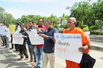 சர்வகட்சி ஆட்சி முறை வேண்டாம்:  ஜே.வி.பி கட்சி ஆதரவாளர்கள் ஆர்ப்பாட்டம் (Photo)