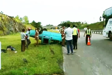 தெற்கு அதிவேக நெடுஞ்சாலையில் விபத்து : மூவர் படுகாயம்
