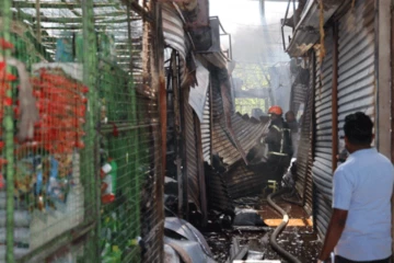 රත්නපුර දරුණු ගින්නක් - කඩ කාමර 90ක් විනාශයි