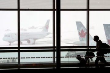 கனடாவில் விமானக் கதவை திறந்து கீழே வீழ்ந்த பயணி