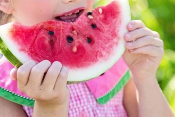 தர்பூசணியை வெட்டி ஃப்ரிட்ஜில் வைத்து சாப்பிட்டால் ஏற்படும் ஆபத்துகள்