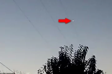 வெளிநாடு ஒன்றில் வானில் தோன்றிய மர்மப்பொருளால் பரபரப்பு... பறக்கும் தட்டா?: விசாரணை நடத்த கோரிக்கை