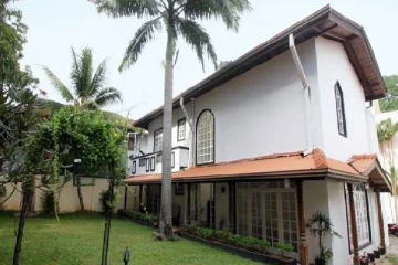 போலியான ஆவணங்களை சமர்ப்பித்து உத்தியோகபூர்வ இல்லம் பெற்றுக்கொண்ட நாடாளுமன்ற உறுப்பினர்கள்