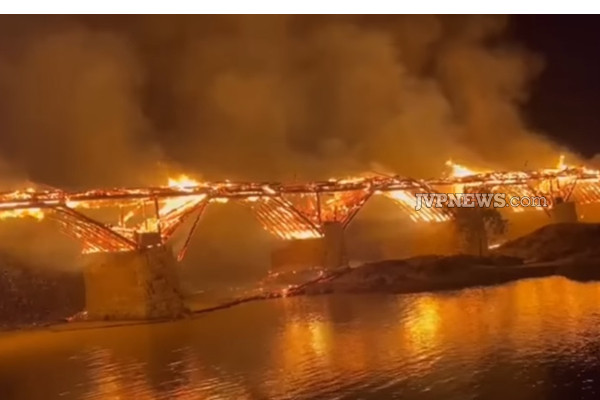 900 ஆண்டுகள் பழமையான மரப்பாலம் எரிந்து சாம்பல் | A 900 Year Old Wooden Bridge Was Burnt To Ashes