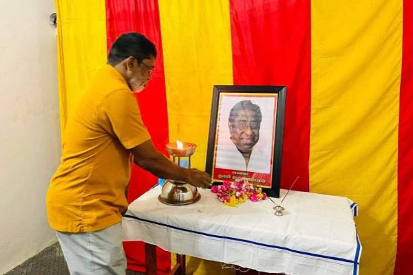 குமாரின் உருவப்படத்திற்கு மலர்தூவி அஞ்சலி செலுத்திய மணிவண்ணன் அணி! | Kumar Ponnambalam V Manivannan Tribute குமாரின் உருவப்படத்திற்கு மலர்தூவி அஞ்சலி செலுத்திய மணிவண்ணன் அணி! | Kumar Ponnambalam V Manivannan Tribute