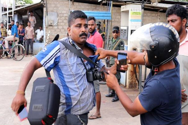 மதுபோதையில் வந்த நபரொருவரால் ஊடகவியலாளருக்கு நேர்ந்த நிலை! | Fuel Station Journalist Attack People Came Drunk