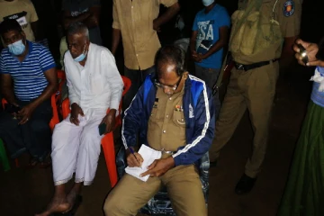 புகையிரத வீதியில் கைபேசியில் உரையாடிய இளம் குடும்பஸ்தரை மோதித்தள்ளியது ரயில்