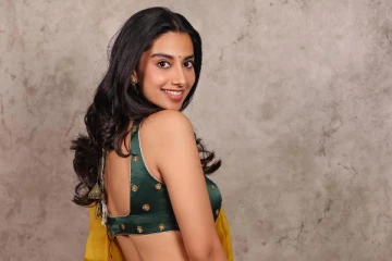 மீனாட்சி சவுத்ரி மஞ்சள் நிற சேலையில் அழகிய போட்டோஷூட்