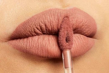 මැට් ලිප්ස්ටික් ගෑවම තොල් වේලෙනවද? හැමෝම නොදන්න අලුත්ම රහස මෙන්න