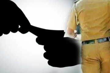 வெளிநாட்டு பெண்ணிடம் இலஞ்சம் பெற்ற பொலிஸ் அதிகாரிகள்