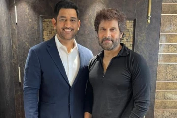 விக்ரம் - தோனி சந்திப்பின் போது இருவரும் இவரை பற்றி தான் பேசிக்கொண்டார்களாம் !