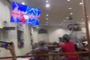 ජනාධිපති මන්දිරය තුළ තරුණයන් පිරිසක් වෙනස්ම විදිහකට විනෝද වෙයි.. (VIDEO)