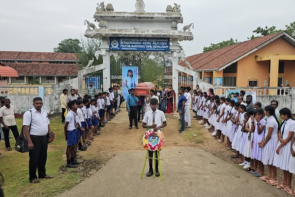 முல்லைத்தீவு சிறுமி மரணம்; மாணவிகள் செய்த செயல் | Mullaitivu Girl Funeral Friends Carried Body