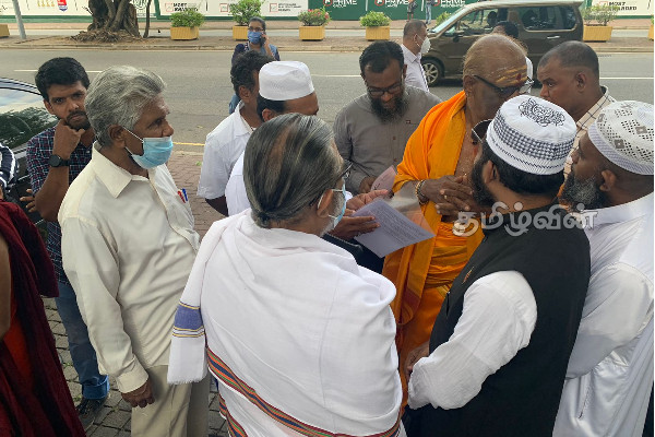 அரசாங்கத்தின் நடவடிக்கைக்கு எதிர்ப்பு: எதிர்கட்சி தலைவரை நாடிச் செல்லும் சமூக அமைப்பினர்(Photos) | Social Organizations Leader Against Government