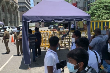 அலரி மாளிகையின் முன் நடந்த குழப்பம் தொடர்பில் பொலிஸார் தகவல்