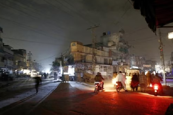 எரிபொருள் செலவை குறைக்க எடுத்த முயற்சியால் விபரீதம் : இருளில் மூழ்கிய பாகிஸ்தான் | Massive Power Outage In Pakistan