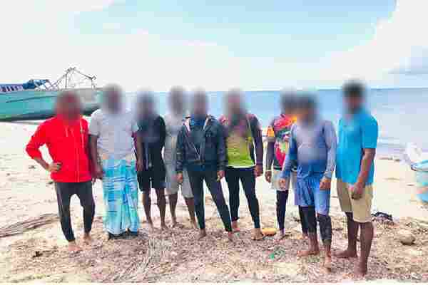 சிறிலங்கா கடற்படையினரின் அதிரடி நடவடிக்கை : மன்னாரில் ஒன்பது பேர் கைது! | 09 Arrested By Navy Illegal Sea Cucumber Harvest