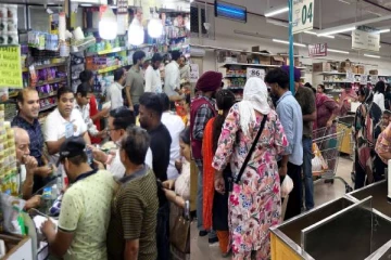 அரசின் உறுதியளிப்பையும் மீறி பொருட்களை வாங்கிக் குவிக்கும் மக்கள்