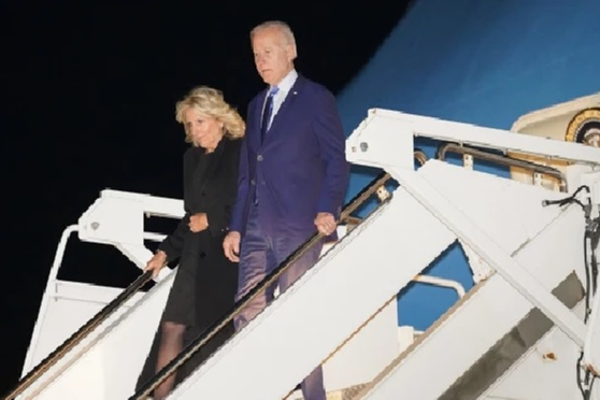 ராணியாரின் இறுதிச் சடங்கு... அமெரிக்க ஜனாதிபதி வருகை | Queen Funeral Joe Biden Lands