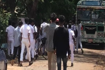 தமிழர் பகுதியில் பரீட்சை இடைவேளையில் கடுமையாக மோதிக்கொண்ட மாணவர்கள்!