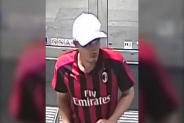 ஏ.ரீ.எம். இல் பணம் எடுத்துக் கொண்டிருந்த வயோதிபரிடம் கொள்ளையிட்ட நபர்