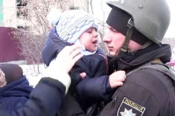 தந்தையை பிரிய மனமில்லாமல் அடம் பிடித்து அழுத குழந்தை; உக்ரைனில் கண்கலங்க வைத்த காட்சி