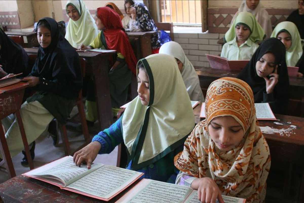 எரிபொருள் தட்டுப்பாடு: பாகிஸ்தானில் 2 வாரங்களுக்கு பள்ளிகளுக்கு விடுமுறை | Pakistan School Closes For 2 Weeks