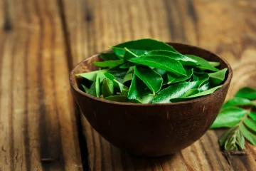 பல பிரச்னைகளுக்கு தீர்வு தரும் கறிவேப்பிலை