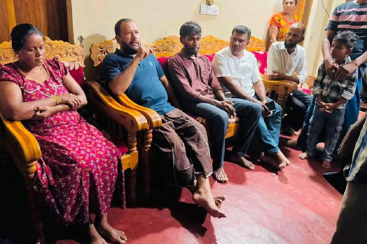 නබිතුමාට අපහාස කළ වරදට මරණ දඬුවම හිමි වූ ලාංකිකයා වෙනුවෙන් රිෂාඩ් බදියුදීන් පෙරට - මුස්ලිම් මන්ත්රීවරුන්ව හා ජමීයතුල් උලමා සංගමය එක්කරගෙන සෞදි රජුට කතා කිරීමේ සූදානමක් | Rishad Visits Family Of Sri Lankan In Saudi Arabia නබිතුමාට අපහාස කළ වරදට මරණ දඬුවම හිමි වූ ලාංකිකයා වෙනුවෙන් රිෂාඩ් බදියුදීන් පෙරට - මුස්ලිම් මන්ත්රීවරුන්ව හා ජමීයතුල් උලමා සංගමය එක්කරගෙන සෞදි රජුට කතා කිරීමේ සූදානමක් | Rishad Visits Family Of Sri Lankan In Saudi Arabia