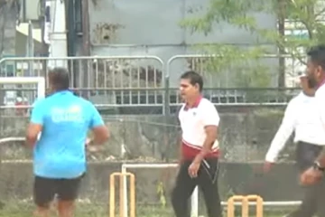 පිති, බෝල රැගෙන පිටියට බැස්ස පොහොට්ටුව.. (VIDEO)