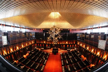 ஏழு மூளை கொண்ட பூதம், மூன்று தலைக் கழுதைகள்! சபையில் ஒலித்த வார்த்தைகள்