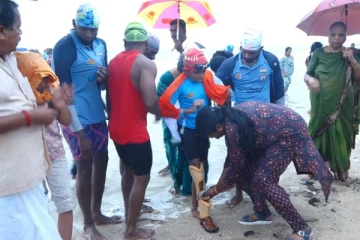 மாற்றுத்திறனாளி சிறுவன் பாக்கு நீரிணையை நீந்தி சாதனை