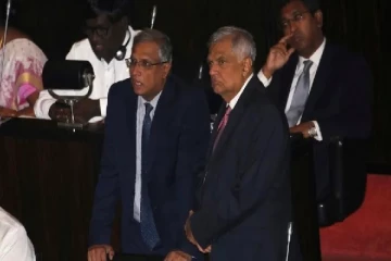 ரணிலை சந்தேக கண்ணுடன் பார்க்கும் சுமந்திரன்