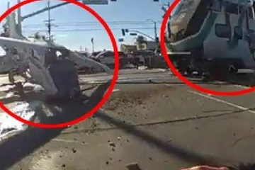 தண்டவாளத்தில் விழுந்த விமானம் ....விமானியை காப்பாற்றிய மக்கள்