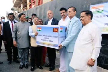 நெருக்கடியில் தத்தளிக்கும் இலங்கை - இந்திய உதவிப் பொருட்கள் கொழும்பை வந்தடைவு (படங்கள்)