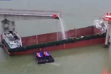 கப்பல் மோதி நொறுங்கிய பாலத்தில் இருவர் பலி